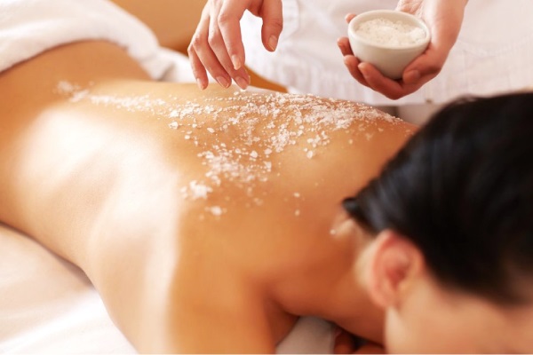 Tẩy da chết và thư giãn cơ thể bằng muối, vitamin